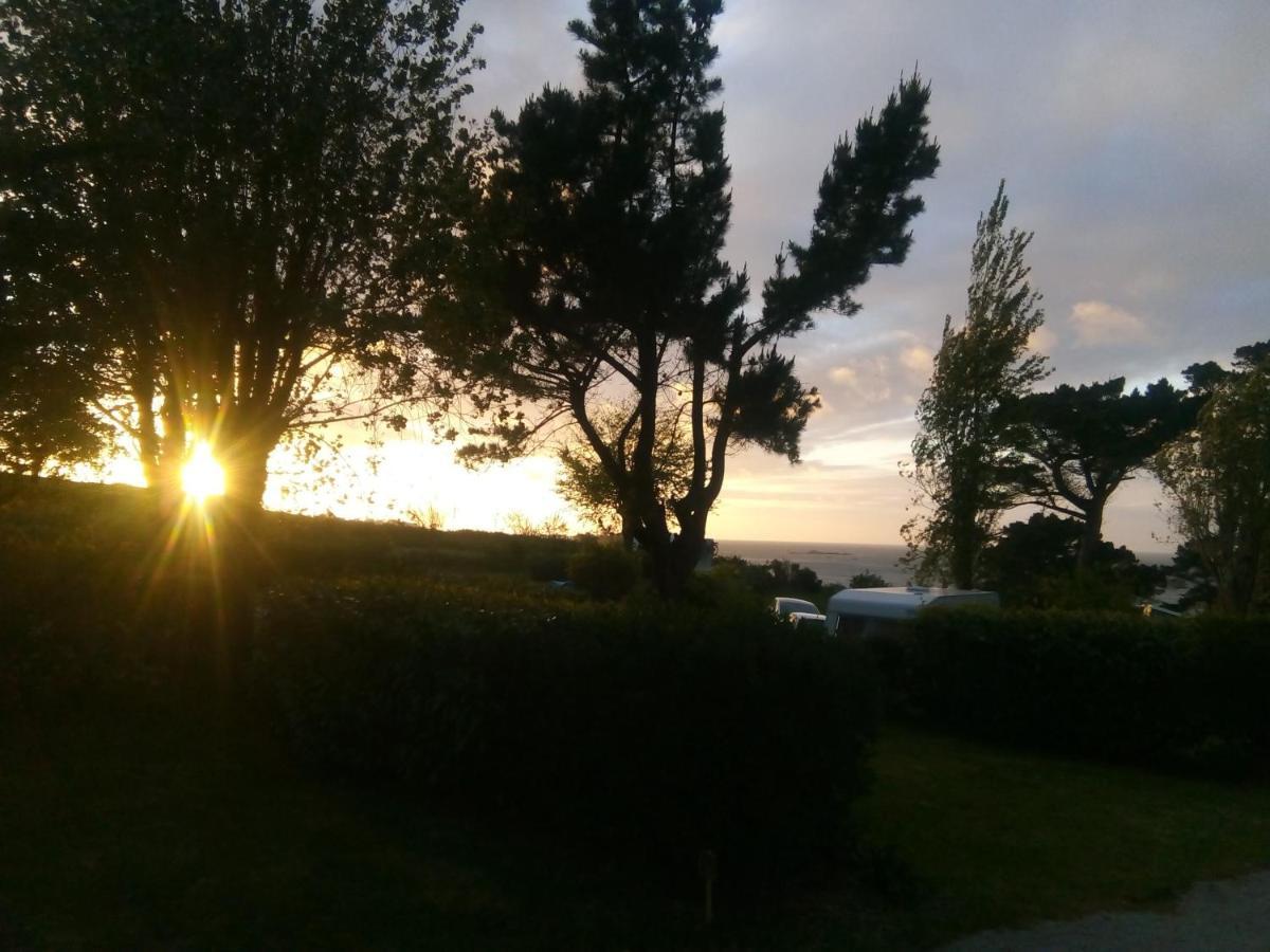 Les Hortensias Grande Tente Familiale Deux Chambres Et Sejour Vue Mer Sur Camping Nature Plestin-les-Grèves Exteriér fotografie